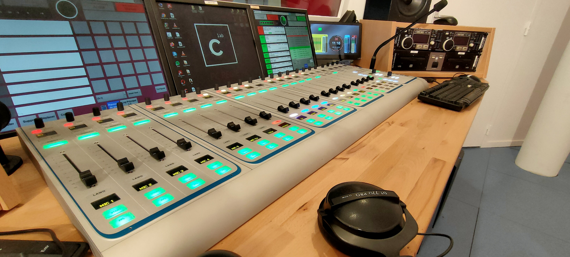 La console du Studio de la radio C Lab
