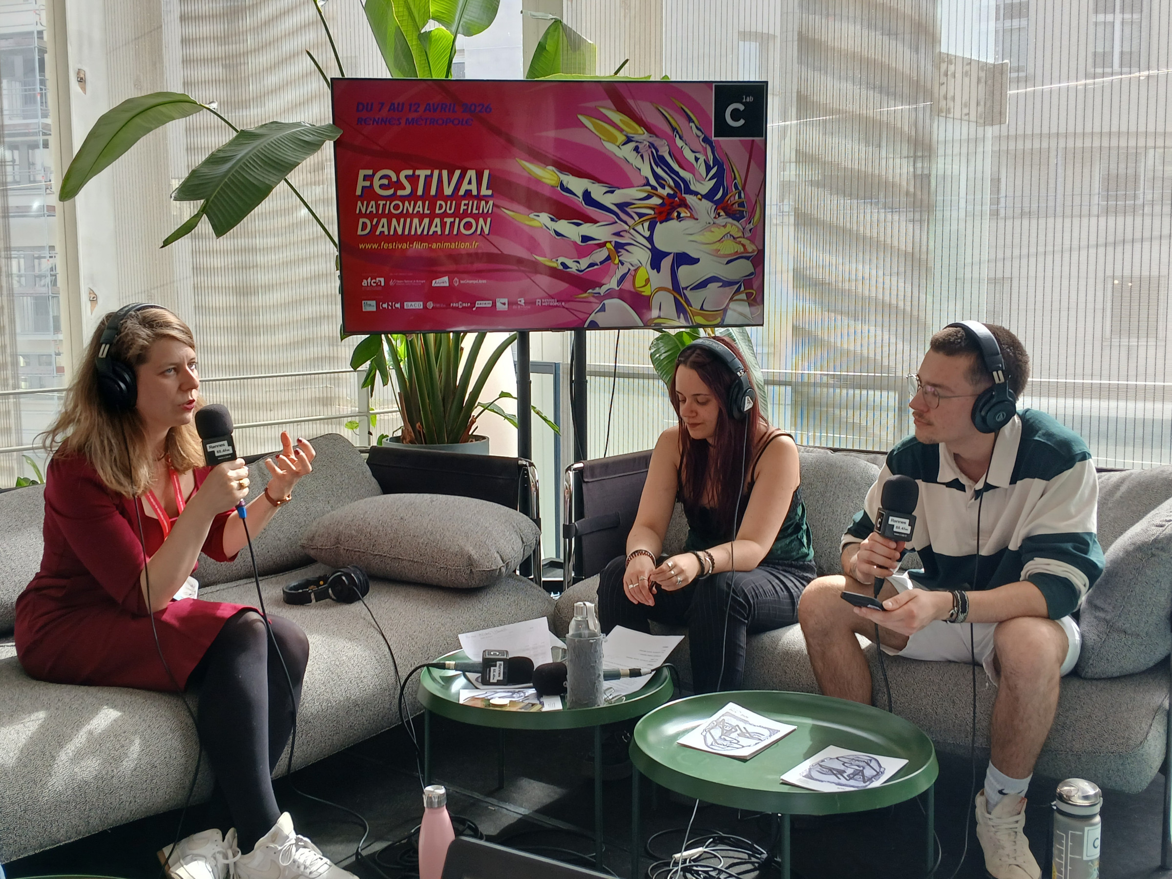 Jeanne Frommer au micro de Lafken Zepeda